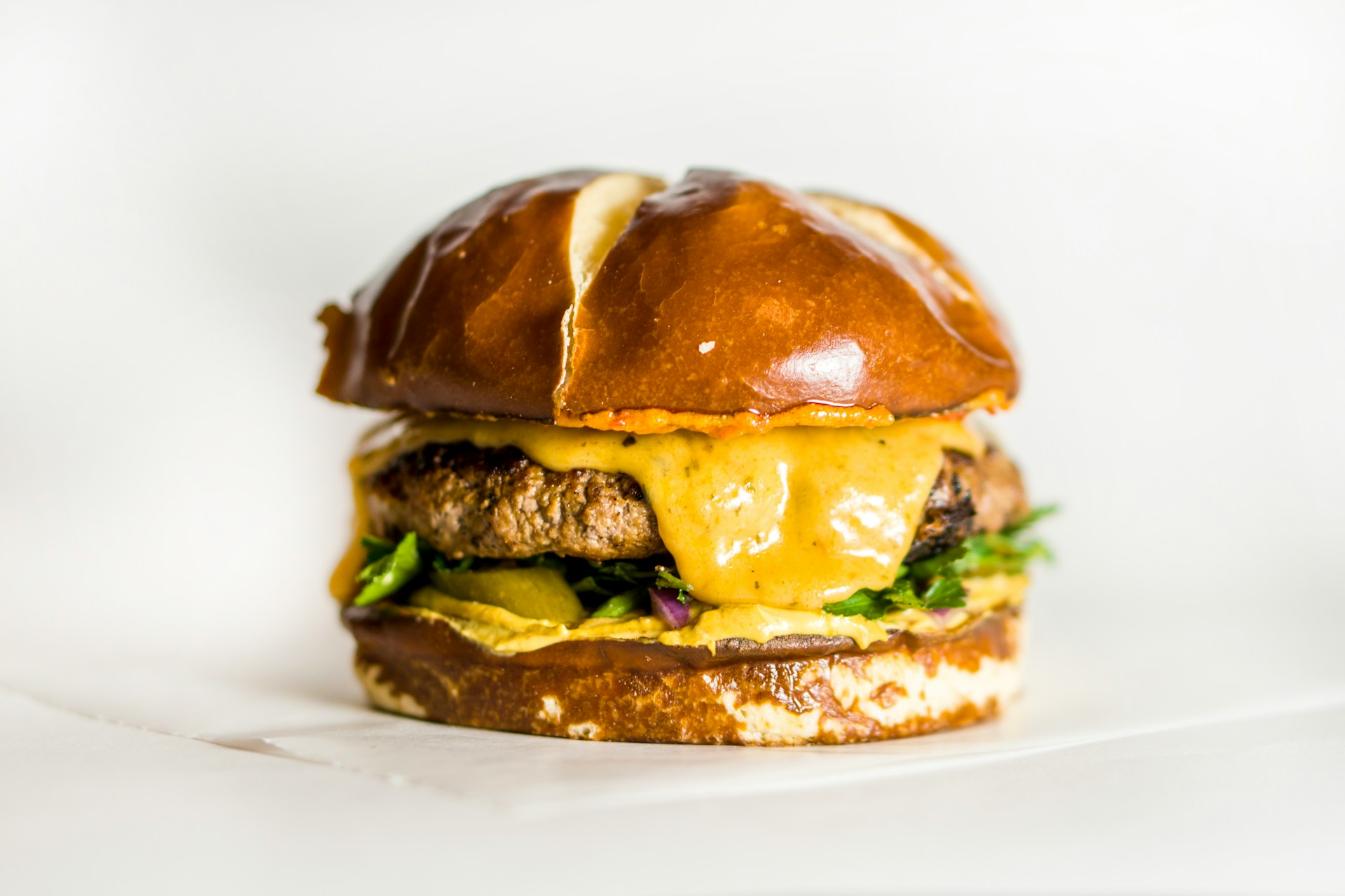 Klasický hamburger: recept na dokonale šťavnatý burger